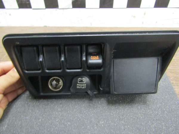 03-06 Jeep Wrangler TJ Dash Switch Bezel With Axle Lock Switch 56047069AC