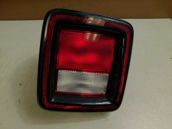 2018-2020 Jeep Wrangler JL Left Driver Side Tail Light Taillight 55112891