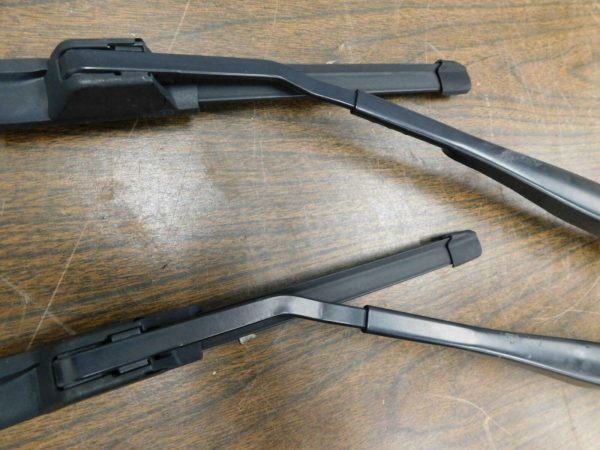 2018-2021 Jeep Wrangler JL OEM Windshield Wiper Arm Pair 68293014AA