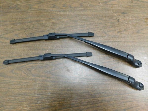 2018-2021 Jeep Wrangler JL OEM Windshield Wiper Arm Pair 68293014AA